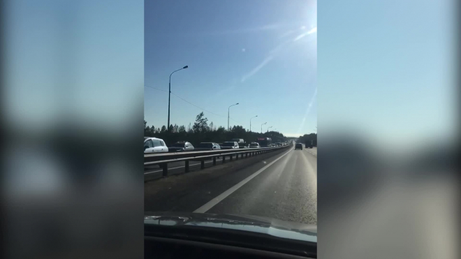 На Мурманском шоссе автомобили стоят в огромной пробке из-за аварийного "паровозика"