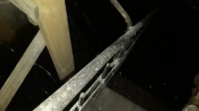 Бригада Жилкома откачивает воду из затопленного подвала на Ремесленной