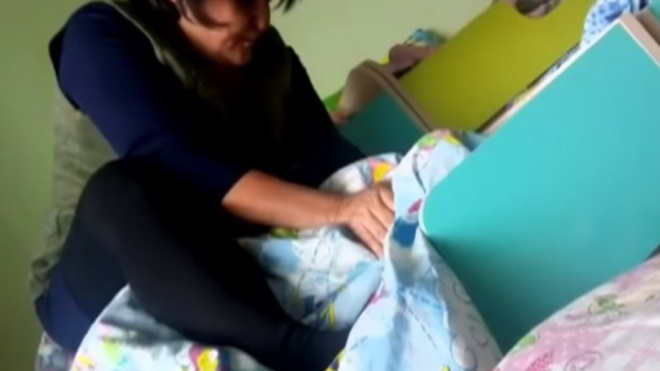 Жесткое видео из Казахстана: Воспитательница душит малышку, чтобы "успокоить"