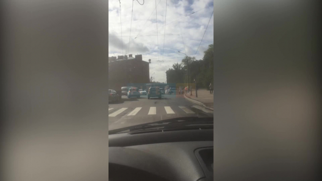 На Политехнической улице затор: такси столкнулось с Mercedes-Benz