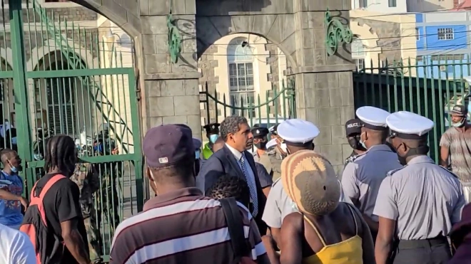 Премьер-министр Сент-Винсента и Гренадин получил ранение во время акций протеста
