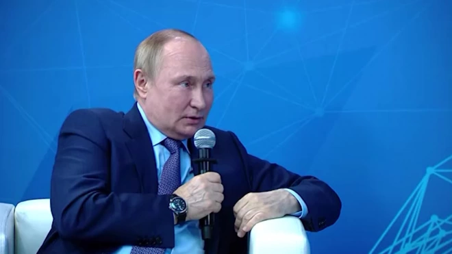 Путин на встрече с молодыми предпринимателями: борьба с коронавирусом еще продолжается