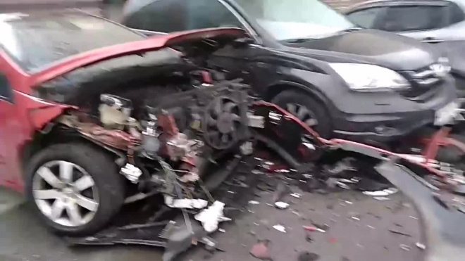 В Петербурге автоледи-недотепа разбила пять машин