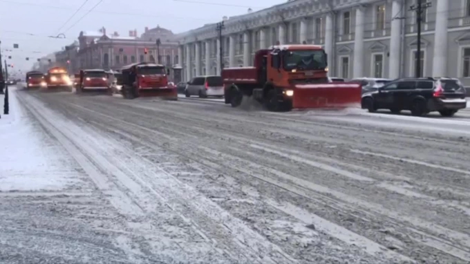Последствия метели в Петербурге устраняют 3,5 тыс. дворников и 800 единиц техники