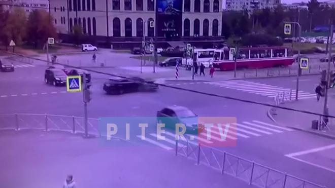 В ДТП на проспекте Просвещения тяжело пострадал водитель ВАЗ