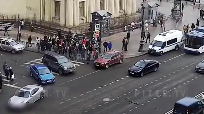 Видео: на Невском проспекте троллейбус толкнул легковушку