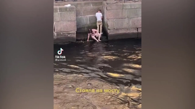 На видео в TikTok попал еще один пловец по рекам летнего Петербурга