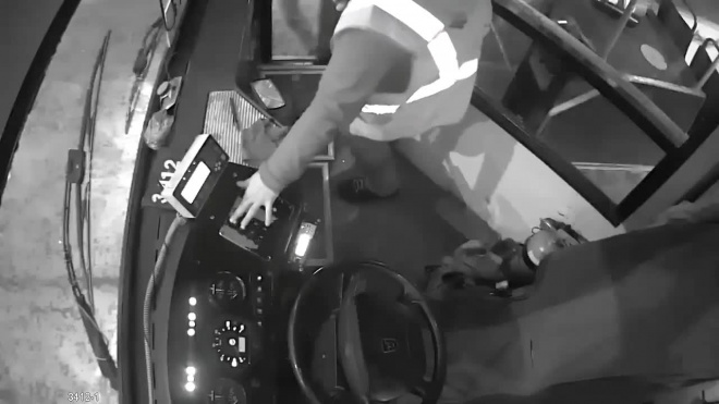 Видео: неизвестный ударил по лицу сотрудницу троллейбуса на Кораблестроителей