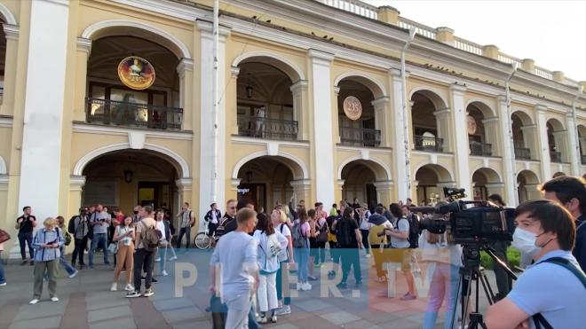 Активисты собрались у Гостиного двора в поддержку Навального