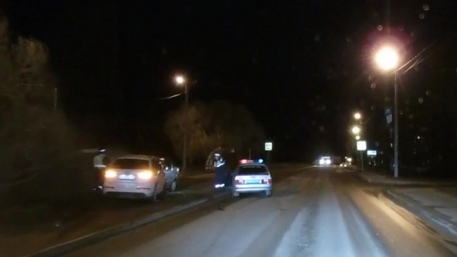 Жуткое видео из Смоленска: пытаясь скрыться от ДПС, лихач протаранил два авто