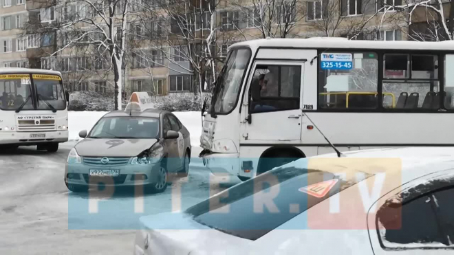 На улице Академика Байкова столкнулись маршрутка № 176 и машина "Яндекс-Такси"
