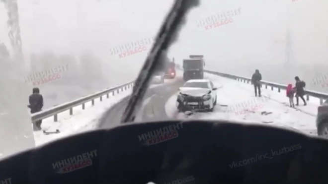 Выпавший в Кемерове снег стал причиной аварий на дорогах