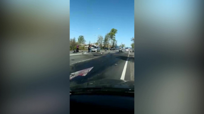 На Московском шоссе столкнулись фура, легковушка и мотоцикл