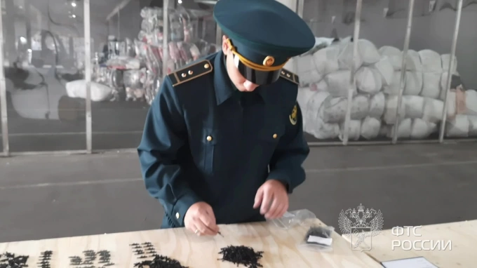 В Петербурге таможенники изъяли 1000 миниатюрных игрушек, похожих на автомат Калашникова