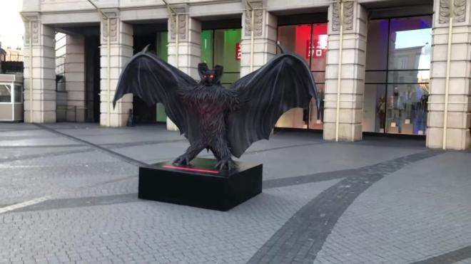 Скульптура летучей мыши появилась у ТРЦ "Галерея" в Петербурге