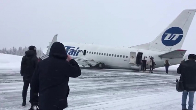 Пассажирский самолет совершил жесткую посадку в Усинске