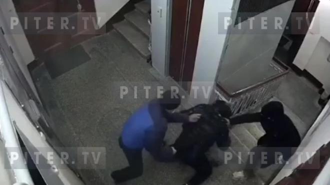 Появилось видео избиения мужчины битой в парадной на Московском проспекте