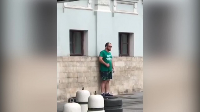 Видео: мужчина облил себя бензином у здания Минстроя в Москве