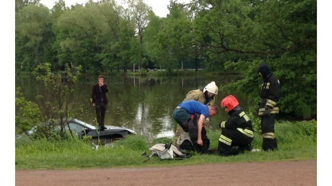 Мужчина на Porshe улетел в озеро в Сестрорецке 