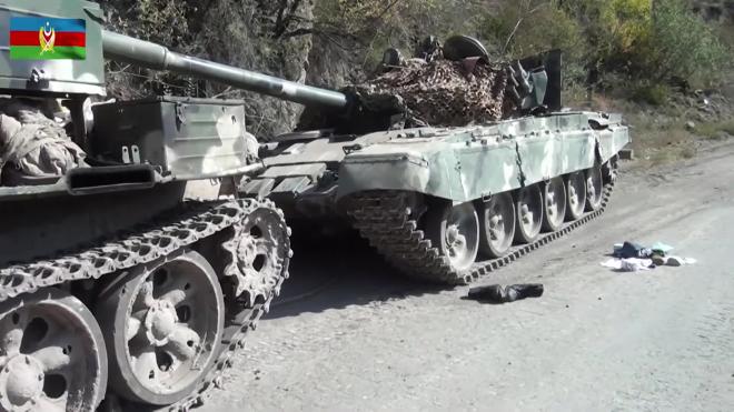 Азербайджан показал брошенные в ходе отступления армянские танки