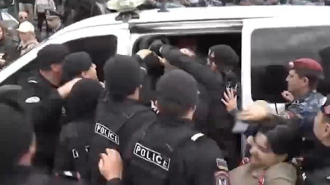 В Ереване произошла стычка протестующих с полицией