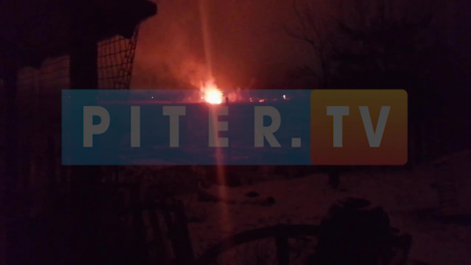 В Ленобласти сгорел жилой дом из-за запущенного фейерверка