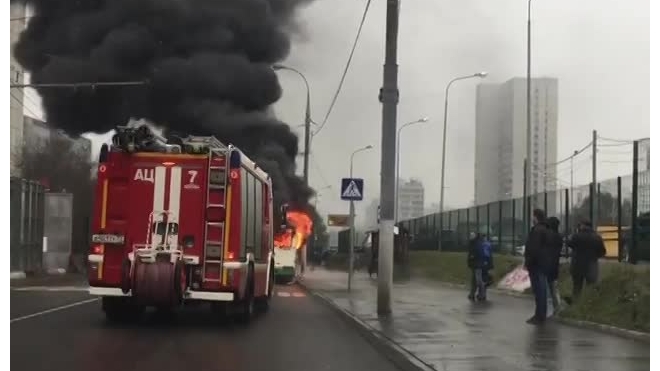 В Москве на остановке загорелся автобус