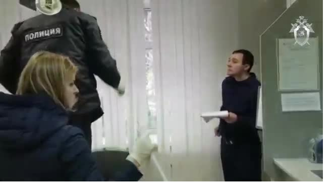Опубликовано видео из банка в Екатеринбурге, где при попытке ограбления застрелили посетителя 