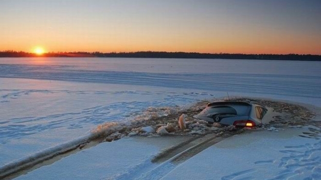 Полицейские спасли водителя из упавшей в Волхов машины. Его жена погибла