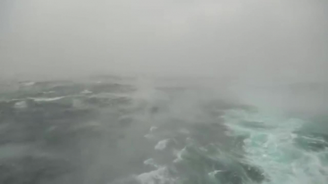 Видео: Американский круизный лайнер попал в "циклон-бомбу"