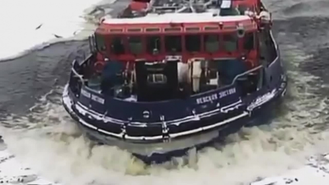 Ледокол "Невская застава" продолжает спасать застрявшие на Онежском озере пароходы