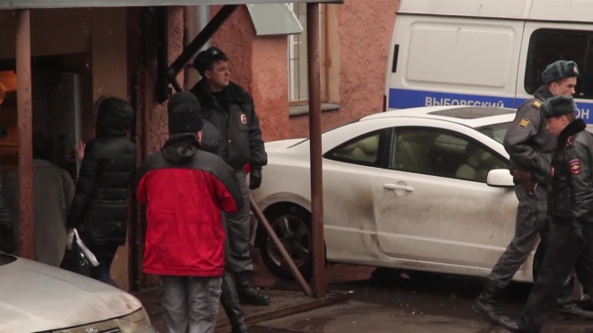 На Васильевском владелец Rover выпил с незнакомцами и потерял машину