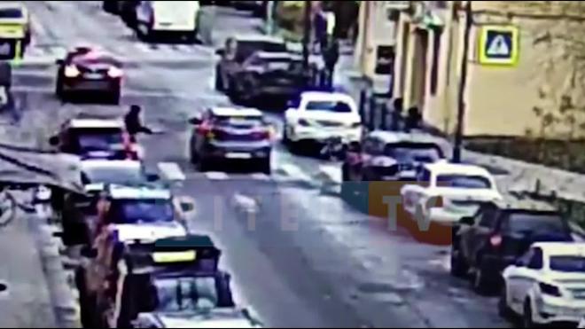 Видео: ребенок попал под машину около генконсульства Швейцарии в Петербурге