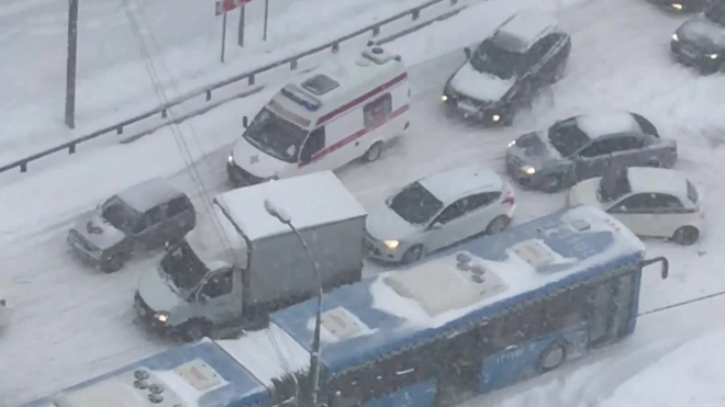 Снегопад вызвал транспортный коллапс на московских дорогах