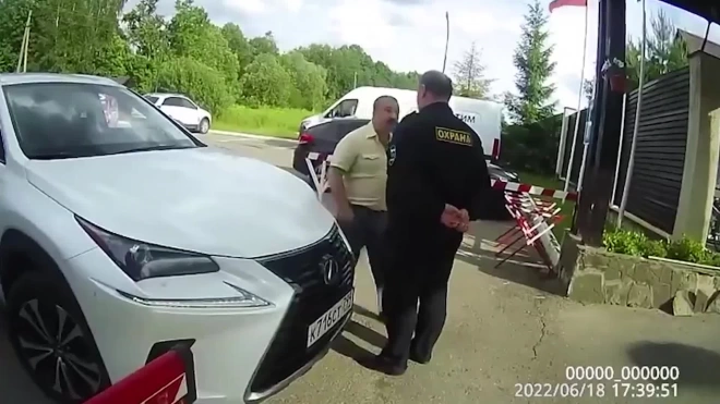 Депутат обматерил пожилого охранника на парковке в Подмосковье и попал на видео