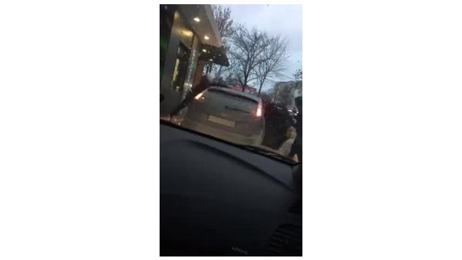 В Уфе таксист снял на видео нападение на водителя иномарки