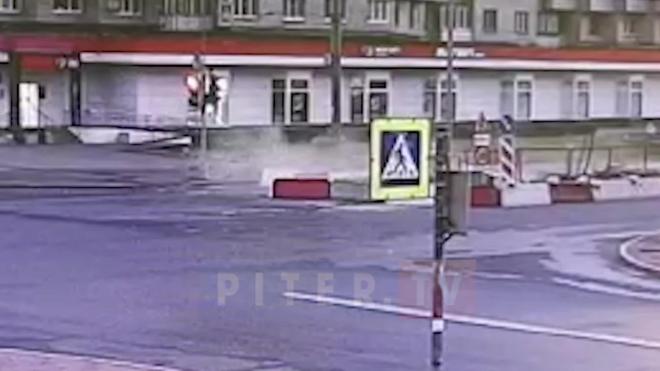 Видео: автомобиль залетел в зону дорожных работ на проспекте Ветеранов