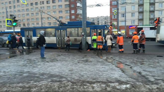 На проспекте Ветеранов встали троллейбусы из-за обесточенной контактной сетьи