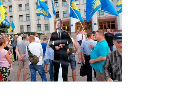 Украинские националисты "повесили" Зеленского в Полтаве