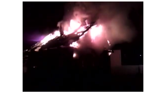 Адский пожар в Петрозаводске уничтожил жилой дом и попал на видео