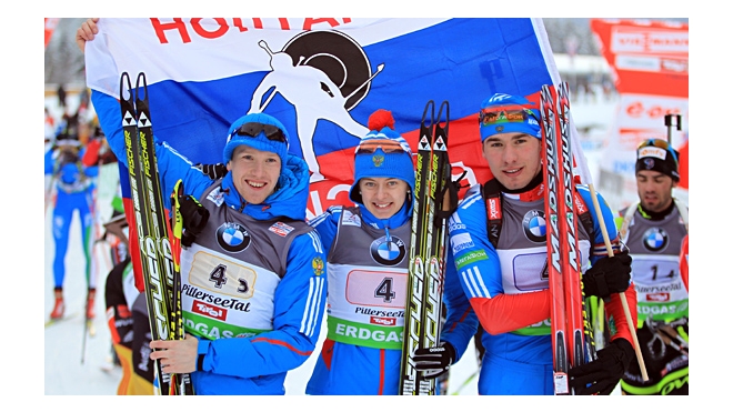 Российские биатлонисты выиграли золото в смешанной эстафете на этапе Кубка мира в Австрии
