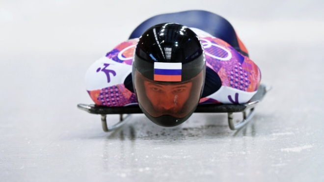 На соревнованиях по скелетону в двух попытках россиянин Александр Третьяков занимает первое место