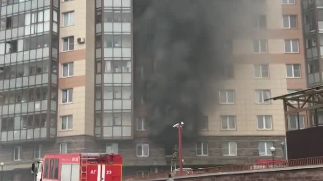 На Шуваловском проспекте загорелась квартира: из окон валил черный дым