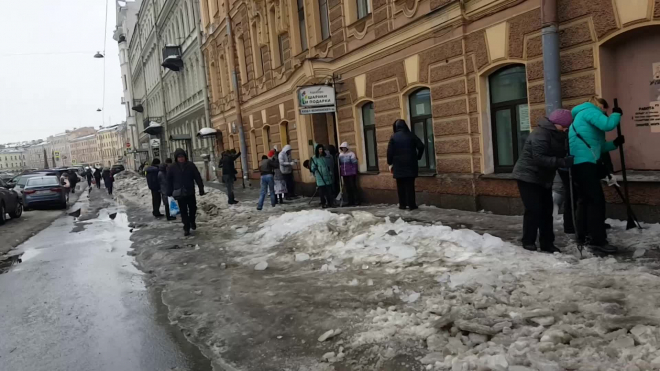 В Петербурге полным ходом идет уборка снега