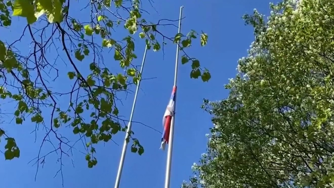 В посольстве Сербии в Москве приспустили флаг из-за ЧП в школе в Белграде