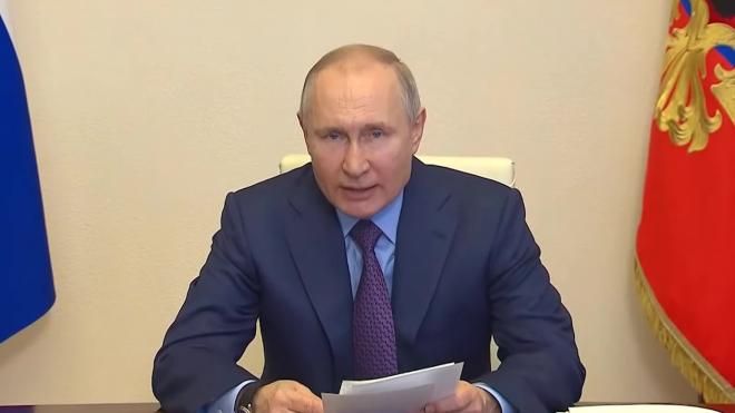 Путин призвал избавить врачей и соцработников от бумажной волокиты
