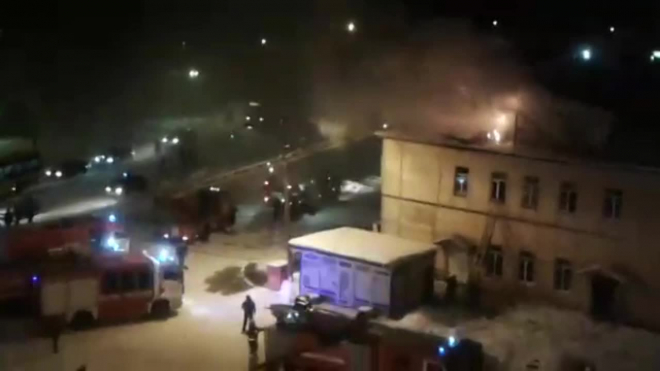 Появилось видео горящего железнодорожного вокзала в Сестрорецке