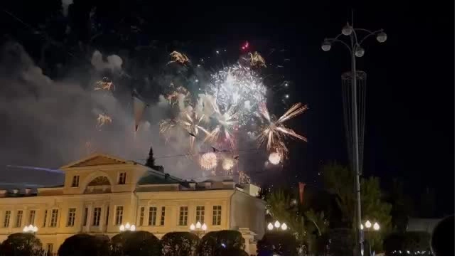 В Екатеринбурге запустили праздничный салют на 300-летие города