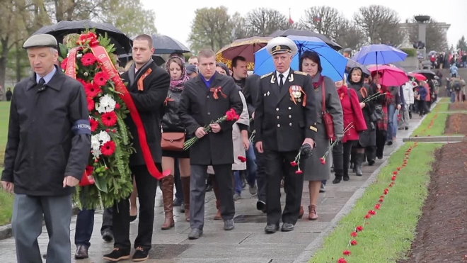Петербуржцы вспоминают героев войны торжественными возложениями цветов