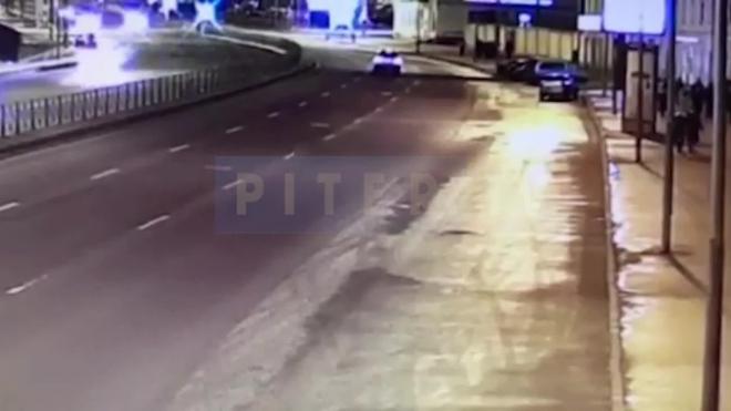 Видео: "Киа" врезалась в припаркованные машины на Синопской набережной